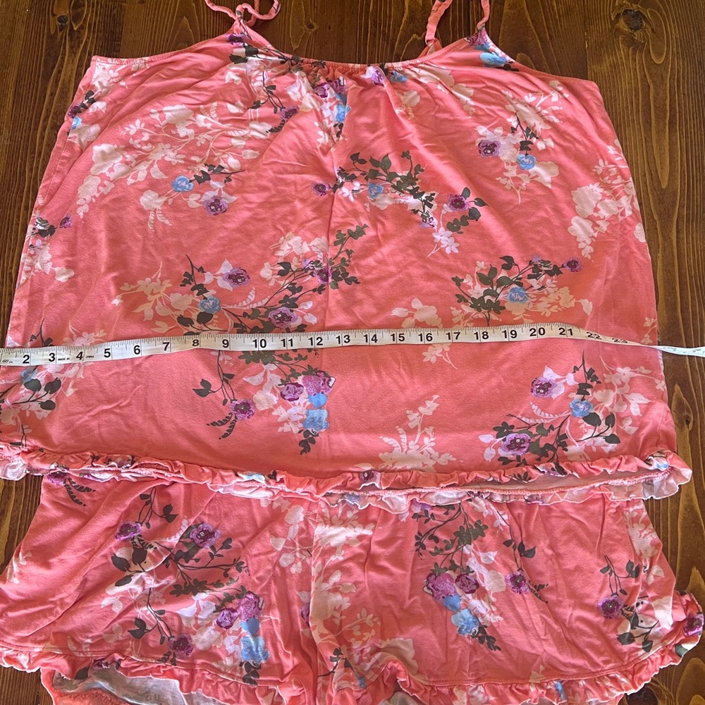 Joyspun Pajama Set
Coral with flowers. Scooped neck
XL (16/18)